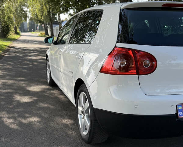 Белый Фольксваген Гольф, объемом двигателя 1.6 л и пробегом 235 тыс. км за 6400 $, фото 81 на Automoto.ua