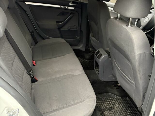 Белый Фольксваген Гольф, объемом двигателя 1.6 л и пробегом 255 тыс. км за 4500 $, фото 5 на Automoto.ua