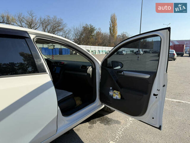 Белый Фольксваген Гольф, объемом двигателя 1.6 л и пробегом 120 тыс. км за 9500 $, фото 6 на Automoto.ua