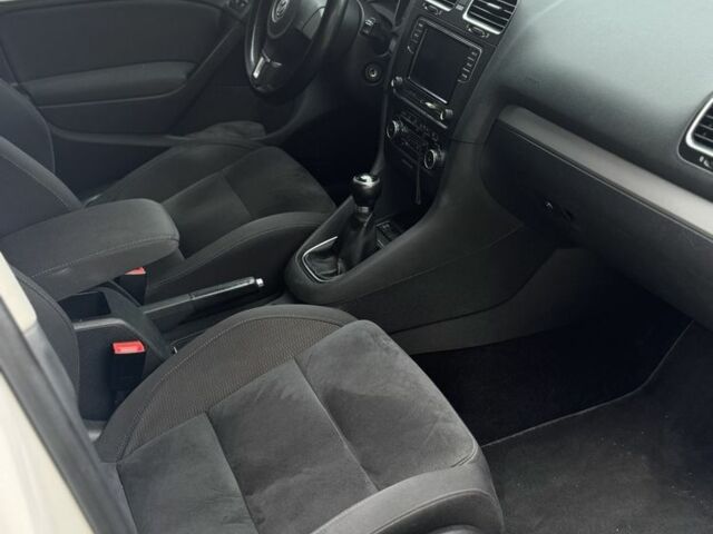 Білий Фольксваген Гольф, об'ємом двигуна 1.8 л та пробігом 250 тис. км за 7800 $, фото 9 на Automoto.ua