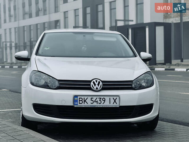 Белый Фольксваген Гольф, объемом двигателя 1.39 л и пробегом 229 тыс. км за 6800 $, фото 2 на Automoto.ua