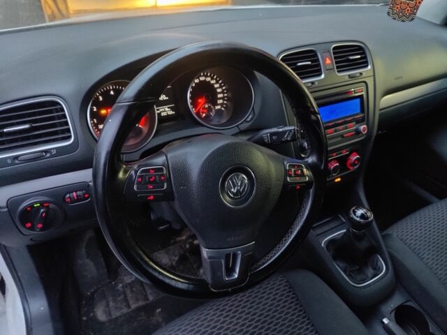 Белый Фольксваген Гольф, объемом двигателя 1.4 л и пробегом 200 тыс. км за 5850 $, фото 4 на Automoto.ua