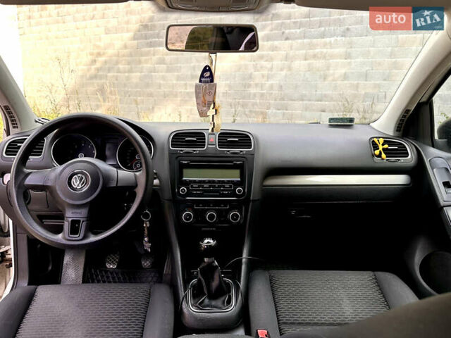 Белый Фольксваген Гольф, объемом двигателя 1.39 л и пробегом 385 тыс. км за 6009 $, фото 12 на Automoto.ua