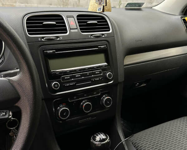 Белый Фольксваген Гольф, объемом двигателя 1.39 л и пробегом 385 тыс. км за 6009 $, фото 13 на Automoto.ua