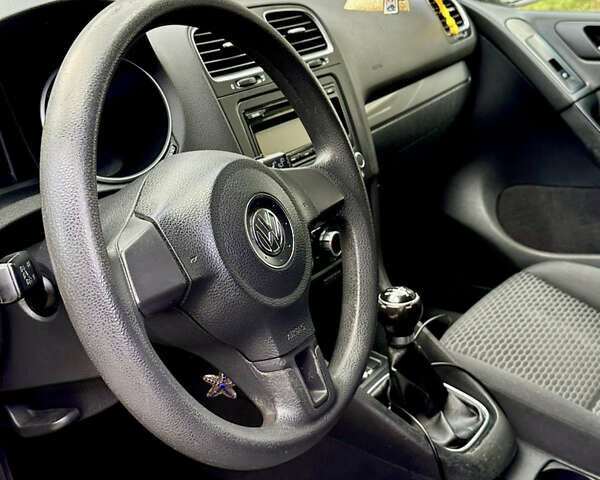 Белый Фольксваген Гольф, объемом двигателя 1.39 л и пробегом 385 тыс. км за 6009 $, фото 7 на Automoto.ua