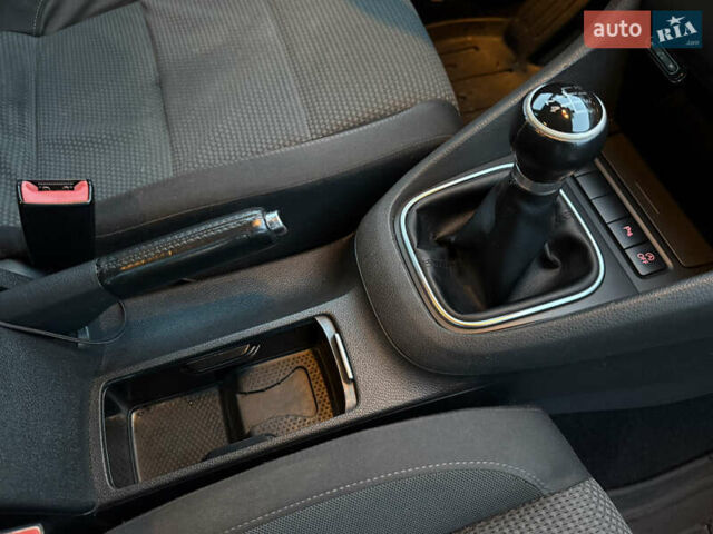 Белый Фольксваген Гольф, объемом двигателя 1.6 л и пробегом 245 тыс. км за 7700 $, фото 30 на Automoto.ua