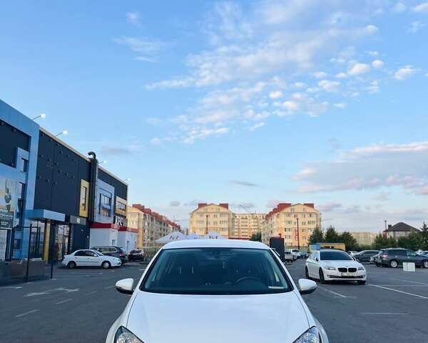 Белый Фольксваген Гольф, объемом двигателя 1.39 л и пробегом 229 тыс. км за 7800 $, фото 2 на Automoto.ua