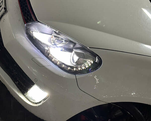 Білий Фольксваген Гольф, об'ємом двигуна 1.98 л та пробігом 153 тис. км за 13000 $, фото 4 на Automoto.ua