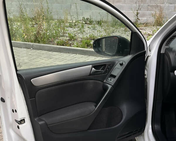 Белый Фольксваген Гольф, объемом двигателя 1.39 л и пробегом 385 тыс. км за 6009 $, фото 8 на Automoto.ua