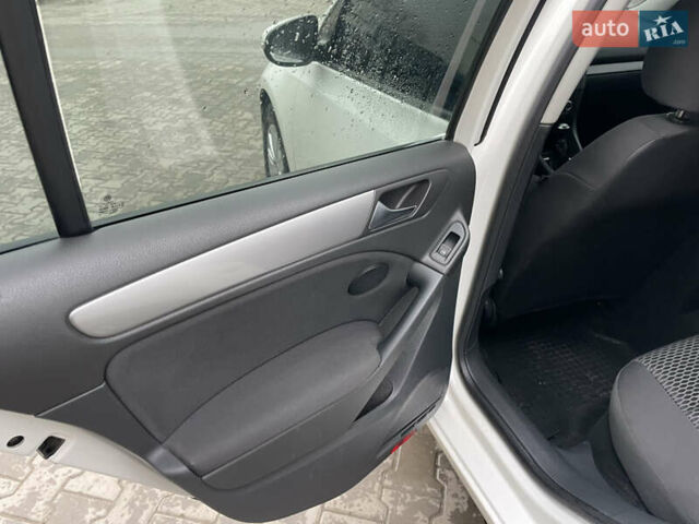 Белый Фольксваген Гольф, объемом двигателя 1.39 л и пробегом 241 тыс. км за 6500 $, фото 13 на Automoto.ua