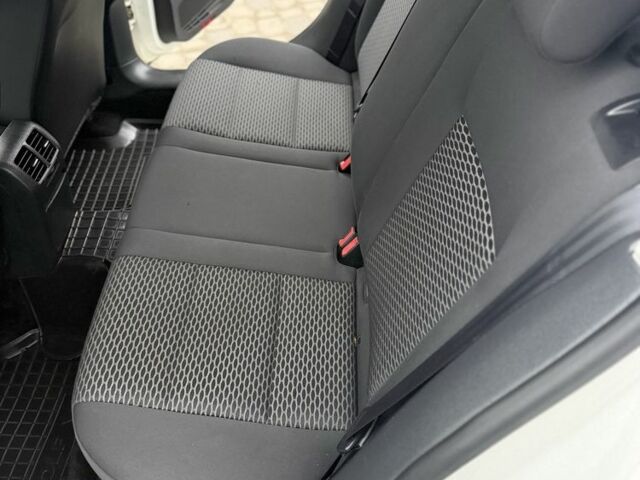 Білий Фольксваген Гольф, об'ємом двигуна 2 л та пробігом 280 тис. км за 8000 $, фото 19 на Automoto.ua