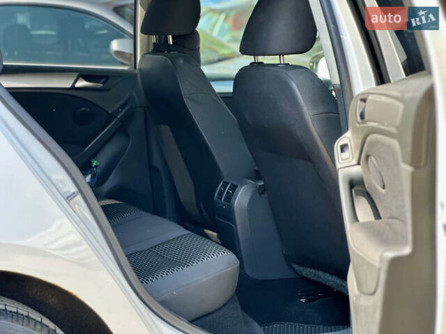 Белый Фольксваген Гольф, объемом двигателя 1.6 л и пробегом 236 тыс. км за 7300 $, фото 16 на Automoto.ua