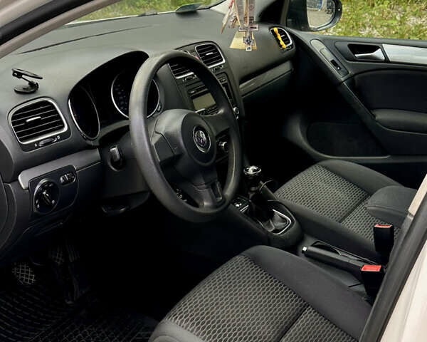 Белый Фольксваген Гольф, объемом двигателя 1.39 л и пробегом 385 тыс. км за 6009 $, фото 6 на Automoto.ua