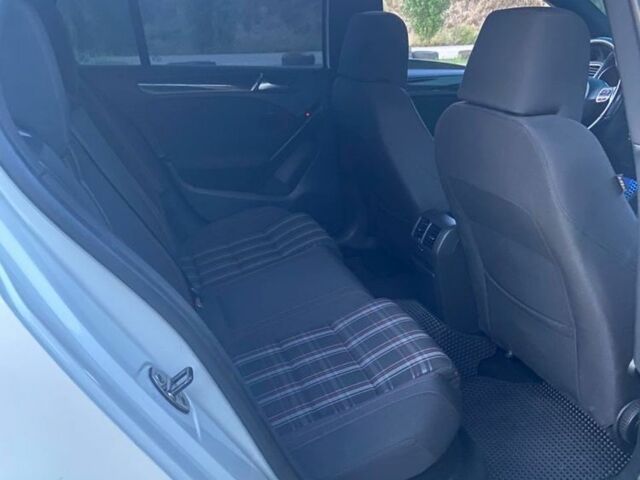 Белый Фольксваген Гольф, объемом двигателя 2 л и пробегом 218 тыс. км за 10000 $, фото 5 на Automoto.ua