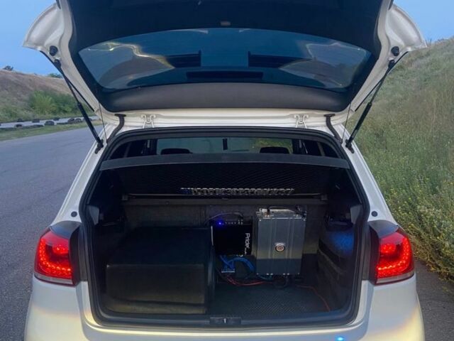 Белый Фольксваген Гольф, объемом двигателя 2 л и пробегом 218 тыс. км за 10000 $, фото 6 на Automoto.ua