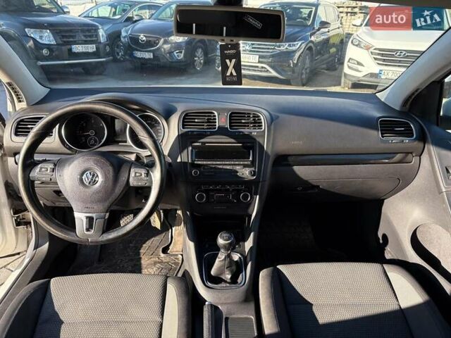 Белый Фольксваген Гольф, объемом двигателя 1.6 л и пробегом 243 тыс. км за 8590 $, фото 6 на Automoto.ua