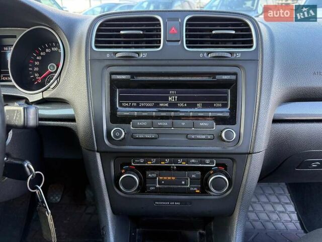 Белый Фольксваген Гольф, объемом двигателя 1.6 л и пробегом 243 тыс. км за 8590 $, фото 7 на Automoto.ua