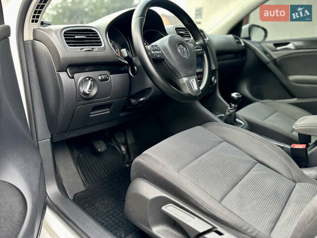 Белый Фольксваген Гольф, объемом двигателя 1.6 л и пробегом 214 тыс. км за 8300 $, фото 55 на Automoto.ua