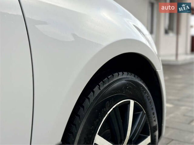 Белый Фольксваген Гольф, объемом двигателя 1.6 л и пробегом 214 тыс. км за 8300 $, фото 9 на Automoto.ua