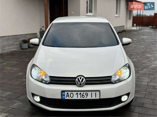 Белый Фольксваген Гольф, объемом двигателя 1.6 л и пробегом 214 тыс. км за 8300 $, фото 1 на Automoto.ua
