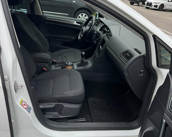 Белый Фольксваген Гольф, объемом двигателя 1.6 л и пробегом 302 тыс. км за 9700 $, фото 8 на Automoto.ua