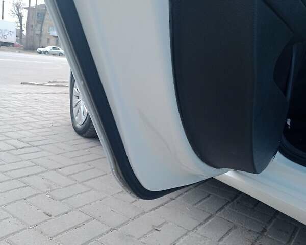 Білий Фольксваген Гольф, об'ємом двигуна 2 л та пробігом 265 тис. км за 11800 $, фото 6 на Automoto.ua