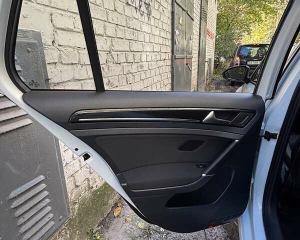 Фольксваген Гольф 2013 в Киеве на Automoto.ua Белый Фольксваген Гольф, объемом двигателя 1.97 л и пробегом 143 тыс. км за 14200 $, фото 15 на Automoto.ua