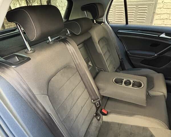 Фольксваген Гольф 2013 в Киеве на Automoto.ua Белый Фольксваген Гольф, объемом двигателя 1.97 л и пробегом 143 тыс. км за 14200 $, фото 12 на Automoto.ua