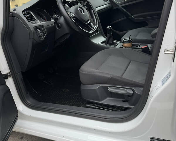 Белый Фольксваген Гольф, объемом двигателя 1.6 л и пробегом 302 тыс. км за 9700 $, фото 11 на Automoto.ua