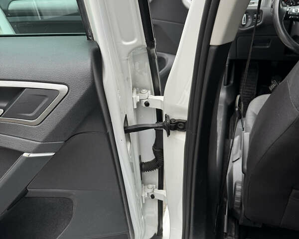 Белый Фольксваген Гольф, объемом двигателя 1.6 л и пробегом 302 тыс. км за 9700 $, фото 14 на Automoto.ua