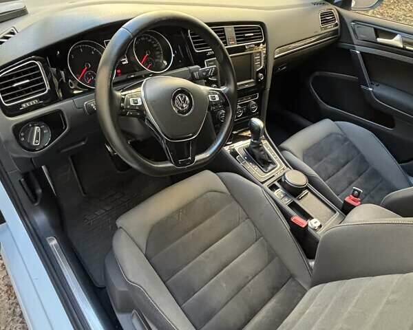 Фольксваген Гольф 2013 в Киеве на Automoto.ua Белый Фольксваген Гольф, объемом двигателя 1.97 л и пробегом 143 тыс. км за 14200 $, фото 25 на Automoto.ua