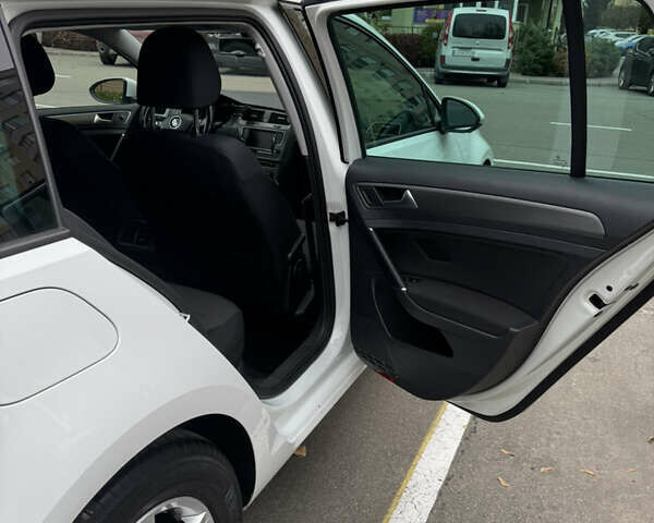 Белый Фольксваген Гольф, объемом двигателя 1.6 л и пробегом 302 тыс. км за 9700 $, фото 5 на Automoto.ua