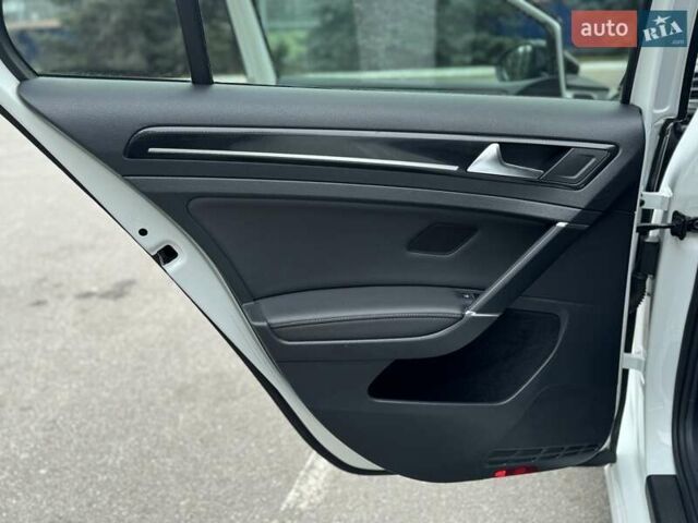 Белый Фольксваген Гольф, объемом двигателя 1.97 л и пробегом 199 тыс. км за 12800 $, фото 52 на Automoto.ua