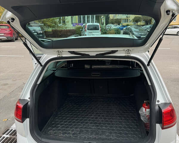 Белый Фольксваген Гольф, объемом двигателя 1.6 л и пробегом 302 тыс. км за 9700 $, фото 12 на Automoto.ua