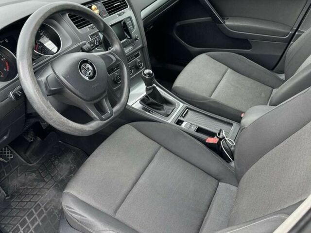 Белый Фольксваген Гольф, объемом двигателя 1.6 л и пробегом 280 тыс. км за 9000 $, фото 4 на Automoto.ua