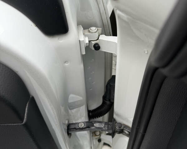 Белый Фольксваген Гольф, объемом двигателя 1.6 л и пробегом 302 тыс. км за 9700 $, фото 15 на Automoto.ua