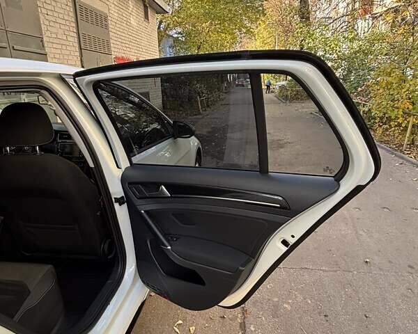 Фольксваген Гольф 2013 в Киеве на Automoto.ua Белый Фольксваген Гольф, объемом двигателя 1.97 л и пробегом 143 тыс. км за 14200 $, фото 10 на Automoto.ua