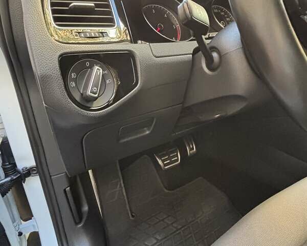 Фольксваген Гольф 2013 в Киеве на Automoto.ua Белый Фольксваген Гольф, объемом двигателя 1.97 л и пробегом 143 тыс. км за 14200 $, фото 23 на Automoto.ua