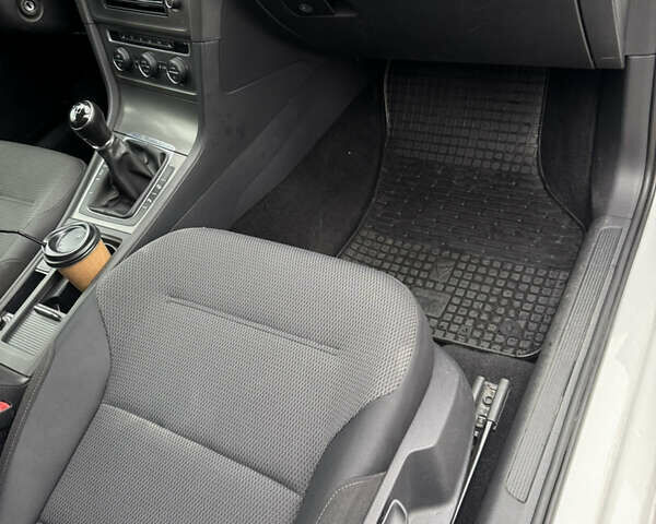 Белый Фольксваген Гольф, объемом двигателя 1.6 л и пробегом 302 тыс. км за 9700 $, фото 9 на Automoto.ua