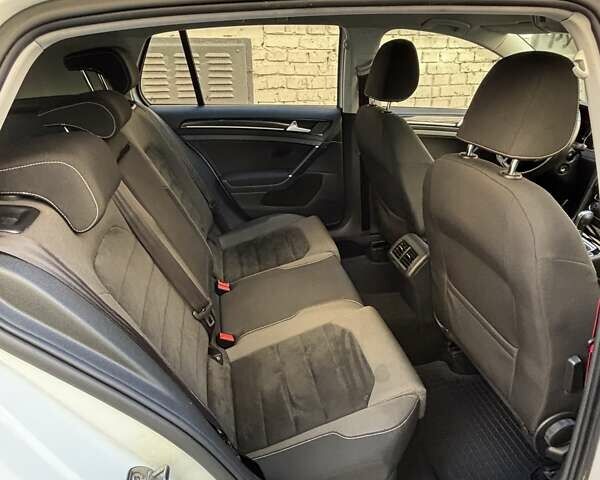 Фольксваген Гольф 2013 в Киеве на Automoto.ua Белый Фольксваген Гольф, объемом двигателя 1.97 л и пробегом 143 тыс. км за 14200 $, фото 13 на Automoto.ua