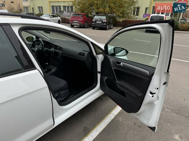 Белый Фольксваген Гольф, объемом двигателя 1.6 л и пробегом 302 тыс. км за 9700 $, фото 6 на Automoto.ua