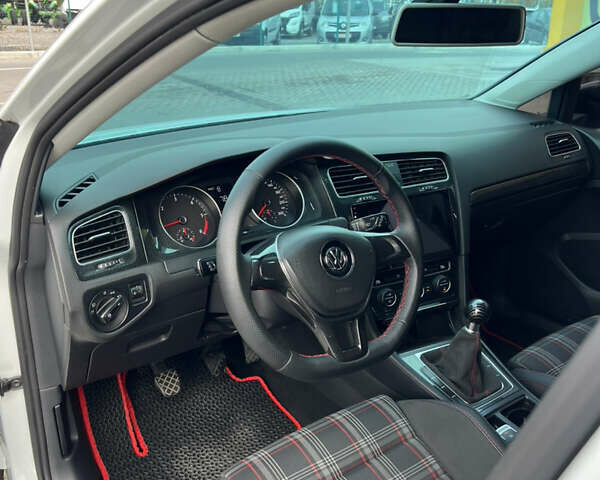 Белый Фольксваген Гольф, объемом двигателя 1.97 л и пробегом 307 тыс. км за 11999 $, фото 9 на Automoto.ua