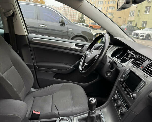 Белый Фольксваген Гольф, объемом двигателя 1.6 л и пробегом 302 тыс. км за 9700 $, фото 7 на Automoto.ua