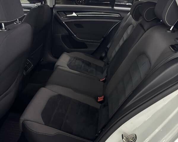 Фольксваген Гольф 2013 в Киеве на Automoto.ua Белый Фольксваген Гольф, объемом двигателя 1.97 л и пробегом 143 тыс. км за 14200 $, фото 29 на Automoto.ua