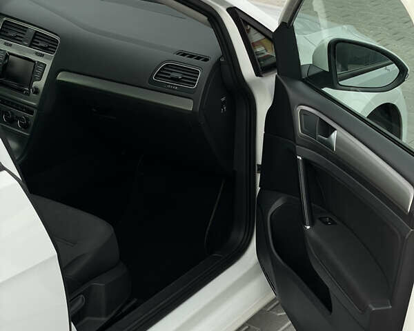 Белый Фольксваген Гольф, объемом двигателя 1.4 л и пробегом 240 тыс. км за 14000 $, фото 23 на Automoto.ua