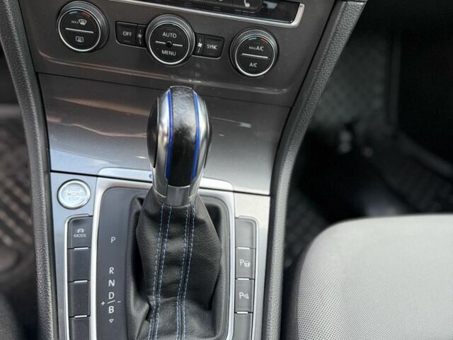 Белый Фольксваген Гольф, объемом двигателя 0 л и пробегом 111 тыс. км за 7700 $, фото 5 на Automoto.ua