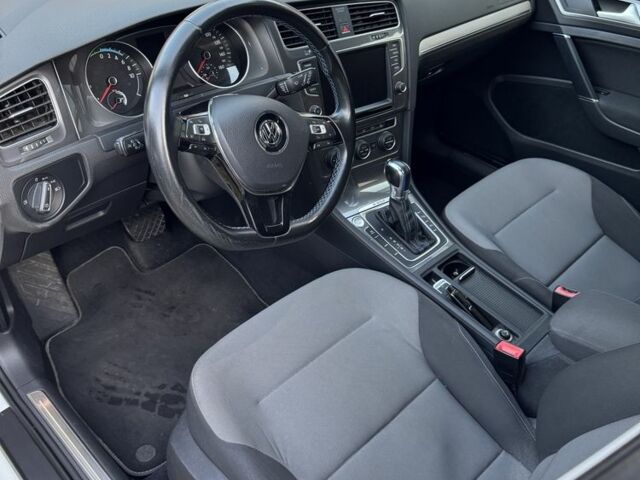 Белый Фольксваген Гольф, объемом двигателя 0 л и пробегом 167 тыс. км за 9500 $, фото 4 на Automoto.ua