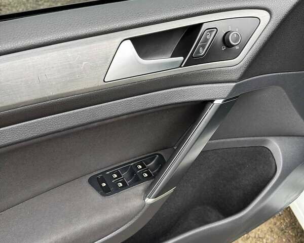 Белый Фольксваген Гольф, объемом двигателя 1.6 л и пробегом 281 тыс. км за 10200 $, фото 19 на Automoto.ua