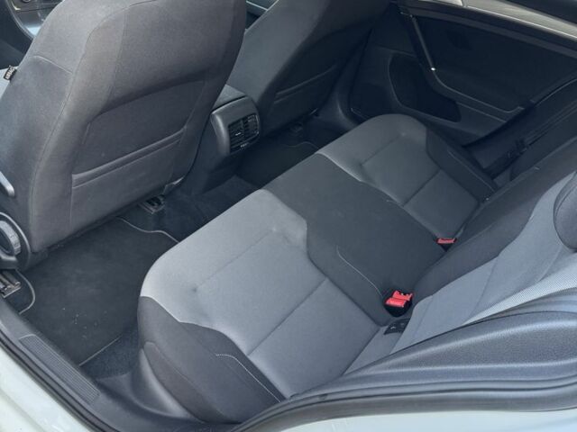 Белый Фольксваген Гольф, объемом двигателя 0 л и пробегом 167 тыс. км за 9500 $, фото 3 на Automoto.ua