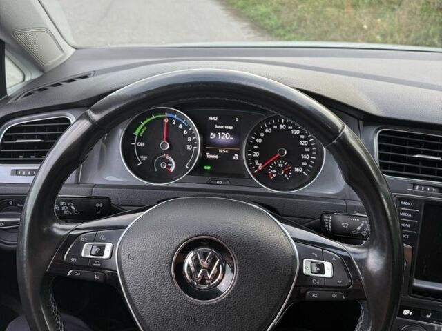 Белый Фольксваген Гольф, объемом двигателя 0 л и пробегом 111 тыс. км за 7700 $, фото 7 на Automoto.ua